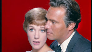 Maria (Julie Andrews) och Georg von Trapp (Christopher Plummer). Maria (Julie Andrews) och Georg von Trapp (Christopher Plummer) i närbild.