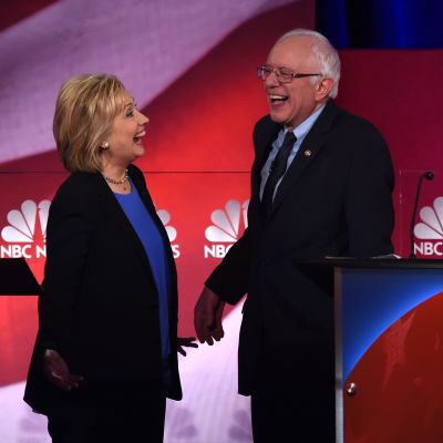 Hillary Clinton och Bernie Sanders i den tv-sända presidentvalsdebatten i Charleston den 17 januari  2016.