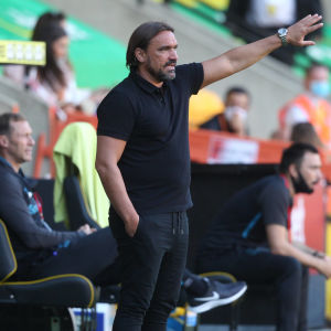 Norwichs tränare Daniel Farke coachar sitt lag i matchen mot Everton. Norwichs tränare Daniel Farke coachar sitt lag i matchen mot Everton.