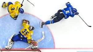 Ristolainen klämmer in pucken mot Juniorkronorna. Rasmus Ristolainen gör mål mot Sverige.