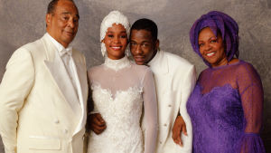 Lyckliga familjen? Whitney Houston och Bobby Brown tillsammans med Whitneys föräldrar Cissy och John. Whitney och Bobby Brown fotograferade på bröllopet tillsammans med Whitneys föräldrar.