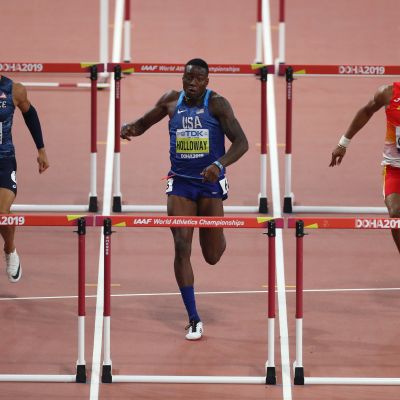 Omar McLeod (oikealla) häiritsee Orlando Ortegan juoksua 110 metrin aitojen finaalissa. Grant Holloway (toinen vasemmalta) voitti, Pascal Martinot-Lagarde oli kolmas.