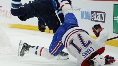 Jake Evans blir brutalt tacklad av Mark Scheifele.