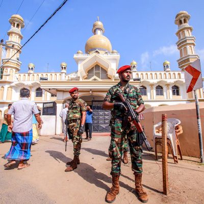 Soldater på vakt I Negombo 6.5.2019 efter att muslimer och kristna drabbat samman 
