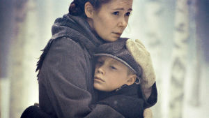 Klaus Härön elokuva sotalapsena Ruotsiin lähetetyn 9-vuotiaan Eeron matkasta tuntemattomaan maahan uuden äidin luo.