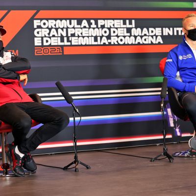Kimi Räikkonen ja venäläinen Nikita Mazepin F1-mediatentissä 15.4. 2021