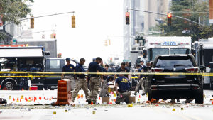 Utredare samlar in bevismaterial efter explosionen i New York den 18 september. Utredare samlar in bevismaterial efter explosionen i New York den 18 september.