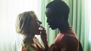Tita (Alma Pöysti) och Marcus (Charlie Karumi). Karakätrerna Tita och Marcus står tätt intill varandra. Tita håller en isbit mot sina läppar.