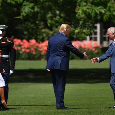 Prins charles hälsar USA:s presdient Donald Trump välkommen utanför Buckingham Palace