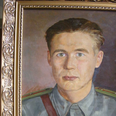Matti Putkinen avbildad i olja under spionutbildningen på Karelska näset.