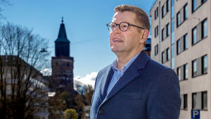Kimmo Grönlund anser att undersökningen talar sitt tydliga språk. Kimmo Grönlund tittar ut med Åbo domkyrka i bakgrunden.