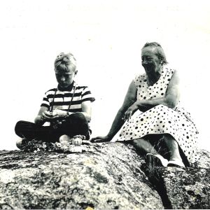 Nuori Tommy Hellsten yhdessä Agnes-isoäidin kanssa Utössa.