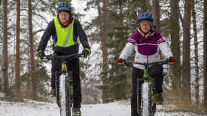 Globala uppvärmningen påverkar företagaren Pekka Tirkkonen: "Vem hade trott för 10 år sen att vi filmar ett teveinslag om cyklar mitt i vintern?" Pekka Tirkkonen ja Ann-Charlotte pyörälenkillä.