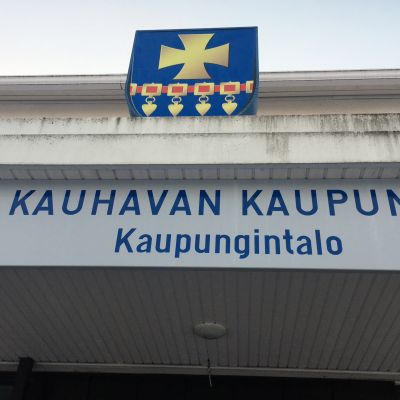 Kauhavan kunnantalon kyltti