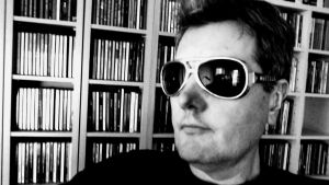 Dan Eskil Jansson gör Musiktestet. Svartvit selfie på Dan Eskil Jansson