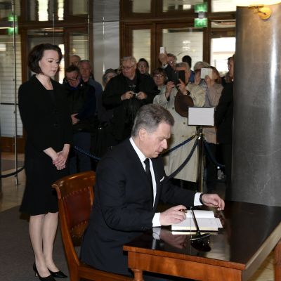Republikens president Sauli Niinistö skriver i avlidne presidenten Mauno Koivistos kondoleansbok i Presidentens slott i Helsingfors den 16 maj 2017.