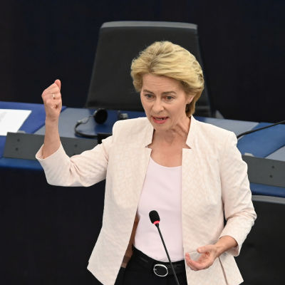 Ursula von der Leyen talar till Europaparlamentet i Strasbourg inför kvällens omröstning. 