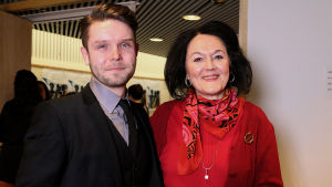 Baritoni Joonas Asikainen opettajansa Irja Aurooran seurassa Baritoni Joonas Asikainen suoriutui finaaliin flunssasta huolimatta. Hänen vierellään on hänen lauluopettajansa oopperalaulaja Irja Auroora.