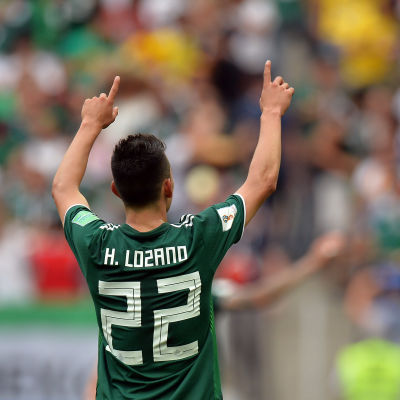 Mexikos Hirving Lozano jublar efter att ha gjort mål mot Tyskland. 