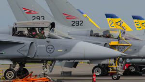 Svenska Saab satsar stort på att marknadsföra sina plan i Finland. Bilden är från Turku Airshow år 2015. Piloten för ett JAS 39 Gripen gör sig redo för uppvisning på Turku international airshow 2015. Vingnummer på planet är 231.