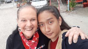 Gunilla Luther-Lindqvist har flera gånger besökt flyktinglägret Moria på Lesbos och hjälpt ensamkommande flyktingbarn. Men på grund av coronan har hon senast varit där för ett år sedan. En leende medelålders kvinna håller om ett barn.