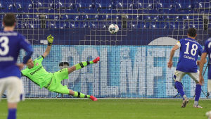 Daniel Caligiuri överlistar Lukas Hradecky på straff. Daniel Caligiuri överlistar Lukas Hradecky på straff.