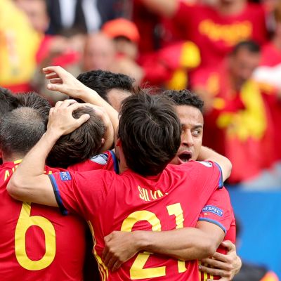 Espanja juhli Gerard Piquen voittomaalia.