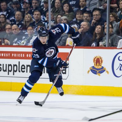 Patrik Laine kotiottelussa Bostonia vastaan.