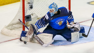 Ukko-Pekka Luukkonen flyttade i somras från HPK till OHL-klubben Sudbury Wolves. Ukko-Pekka Luukkonen vaktar målet mot Sverige.