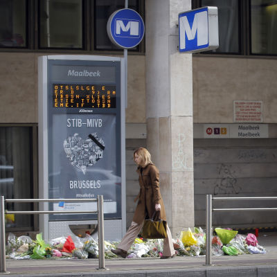 Blommor utanför Maalbeeks metrostation i Bryssel den 30 mars 2016.