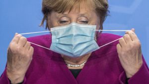Angela Merkel under gårdagens presskonferens. Förbundskansler Angela Merkel tar bort sitt munskydd för att hålla presskonferens 14.10.2020.