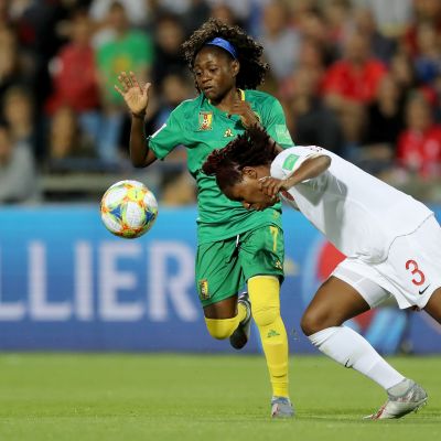 Kadeisha Buchanan(oik.) taisteli alkulohkossa palloja pois vastustajilta. Tässä sen kohtalon kokee Kamerunin Gabrielle Aboudi Onguene.