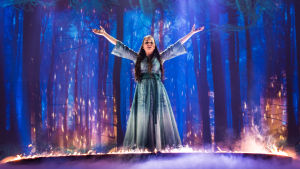 Emma Sandström i sitt rätta element. Emma Uuden Musiikin Kilpailussa 2017.