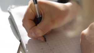 Årets skrivningar är extra krävande för abiturienterna. Skrivningarna har hållits som vanligt trots det försämrade coronaläget. Matematiikan tehtäviä.