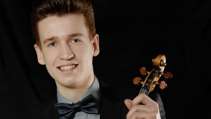 Kasmir Uusituvalla on lainassa OP:n Taidesäätiön Antonio Stradivarius -viulu vuodelta 1702. Kasmir Uusitupa ja OP Ryhmän Taidesäätiön omistama Antonio Stradivarius -viulu vuodelta 1702.