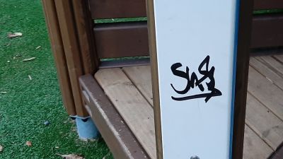 Klotter på Muminhuset i Muminparken i Ingå.