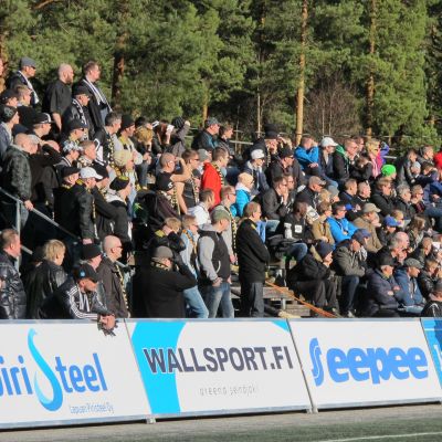 yleisöä seinäjoen joupiskan hiekkatekonurmella kevät 2014 kannattajajoukko klopit laidassa
