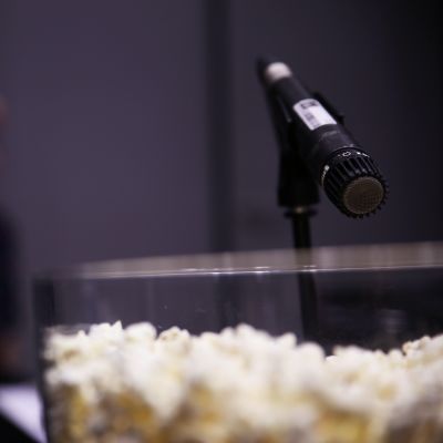 Mikrofoni äänittämässä popcorneja.