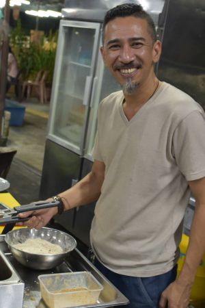 Lim Khai Loon älskar att kocka. Gatumaten ger honom inte höga inkomster, men han klarar sig bra. Lim Khai Loon kockar i Malaysia.