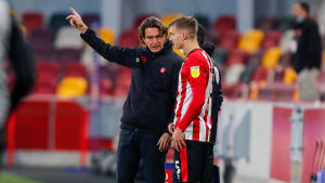 Brentfords danske tränare Thomas Frank har bytt in Forss många gånger i höst. Marcus Forss får instruktioner av tränaren Thomas Frank vid sidlinjen.
