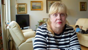 Det känns vemodigt för Kerstin Karlberg att projektet Okänd soldat i Harparskog snart är över. Kerstin Karlberg sitter vid ett köksbord. I bakgrunden syns ett vardagsrum.