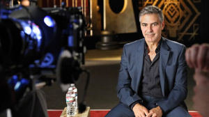 Ja Oscarin saa... Dokumenttielokuva Oscarien jaon historiasta. Kuvassa George Clooney..