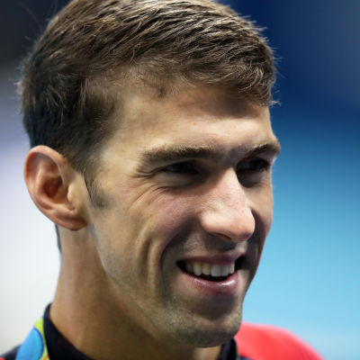 En glad Michael Phelps i närbild efter tävling.