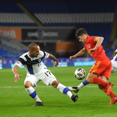 Nikolai Alho, Glen Kamara ja Daniel James kuvassa