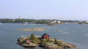 Det är tillåtet att ankra båten utanför en privat holme. Sommarstuga utanför Helsingfors