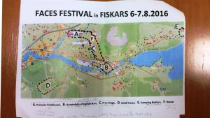 En karta över Faces festivalplatser i Fiskars 2016. Anteckningar på pappret.