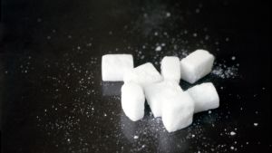 Socker kan ge billigt vin en kick. Skribenten föredrar äkta socker framom konstgjorda sötningsmedel. Bild: Yle/Juha-Pekka Laakio