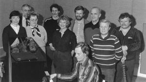 Tyvärr har alla namn på bilden inte noterats vid arkiveringen, men från vänster åtminstone Carola Rosenqvist, Kurre Österberg, Stina Österberg, Ralf Sevon, Sonja Isaksson, Sven Rosström, Micke Berg, Kaj Rehnberg, Rolf Westerlund. Börje Gröning (piano). En grupp människor vid ett piano.