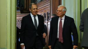 Mötet mellan Rysslands utrikesminister Sergej Lavrov och EU:s utrikeschef Josep Borrell har setts som ett misslyckande från unionens sida. Lavrov stämplade EU som en opålitlig partner. Rysslands utrikesminister Sergej Lavrov och EU:s utrikeschef Josep Borrell.