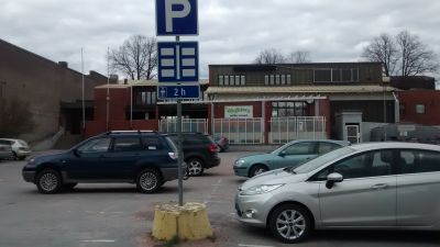 Ett trafikmärke för 2 timmars parkering med skiva finns på centrumparkeringen i Ekenäs.